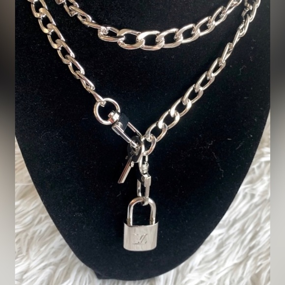 🚨🚨SALE! 6pc. LV Lockit Epi PM bag Sliver lock- 2keys-Dust bag- unbranded chain - Picture 9 of 11